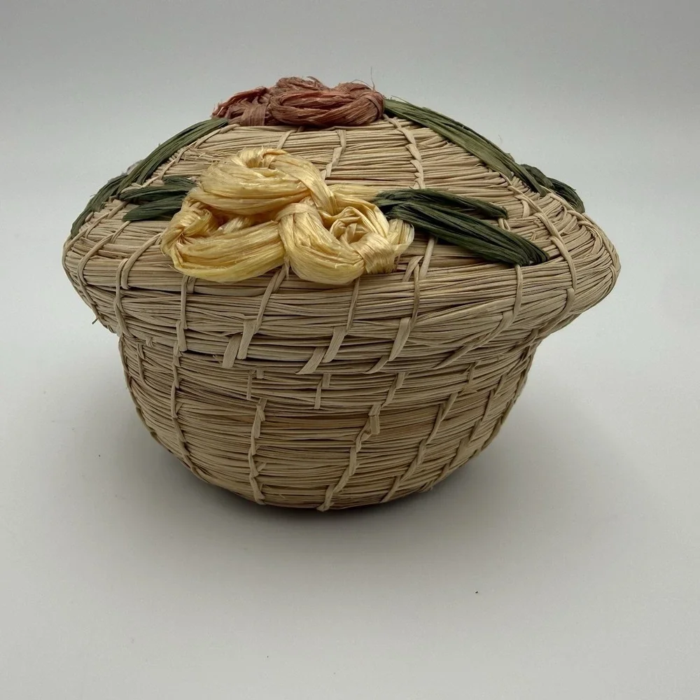 Vtg‎ Woven Straw Basket Lidded Raffia Trinket Box Cream Floral Design Boho MCM